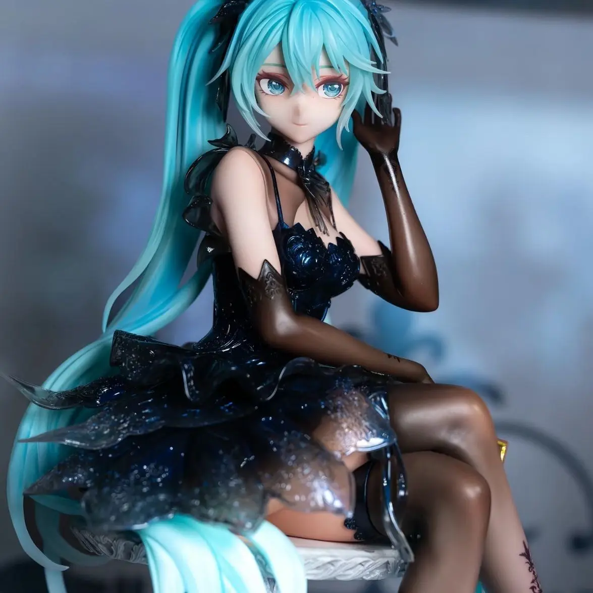 figurine-anime-yui-vocaloid-du-futur-en-robe-de-soie-noire-version-japonaise-modele-de-jouet-de-bureau-statique-figurine-pvc-de-collection