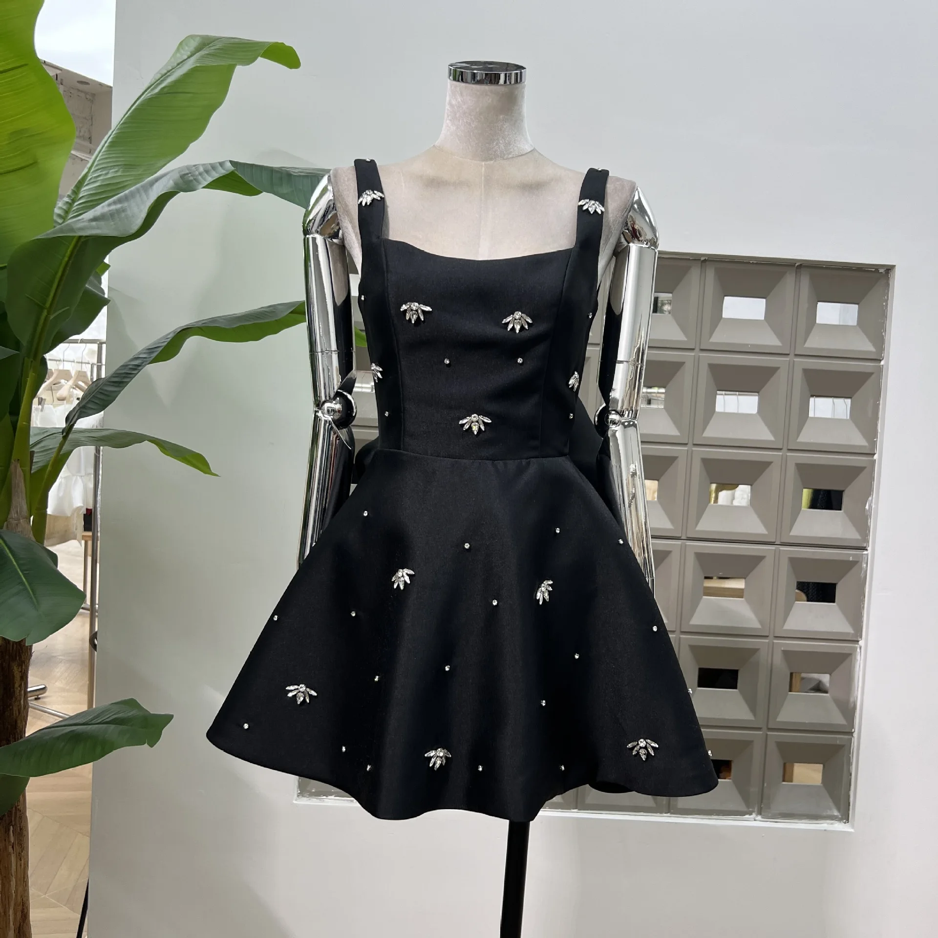 ภาษาฝรั่งเศสคําElegant Socialite Heavy Industryเพชรสแควร์คอBackless Bow HighเอวSlim A-Lineชุดราตรีสั้นชุดผู้หญิง