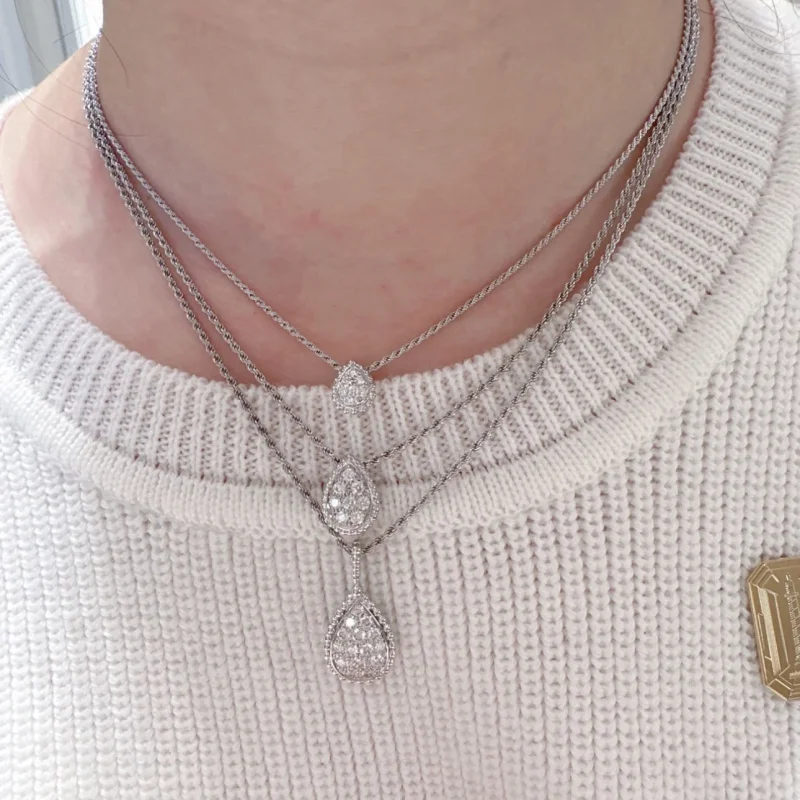 collier-pendentif-incruste-de-diamants-avec-placage-en-or-haute-densite-design-premium-en-forme-de-larme