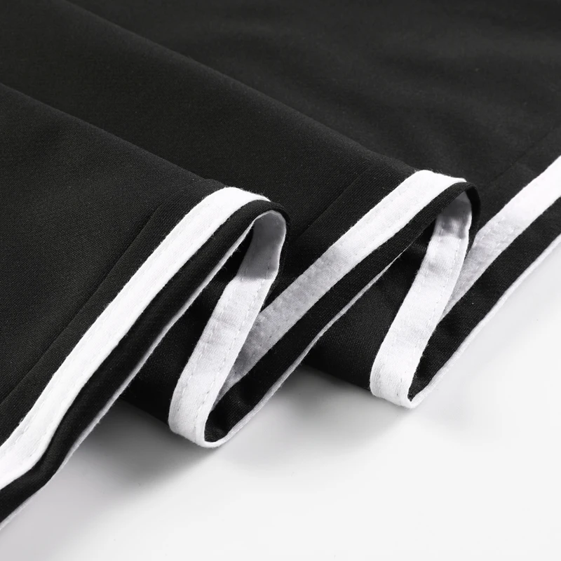 Herrenhose mit seitlichen Streifen, gerader Schnitt, Strickstoff, Fitness- und Jogginghose, Herrenhose mit elastischem Bund, Freizeitkleidung für den Frühling. – Detail 11