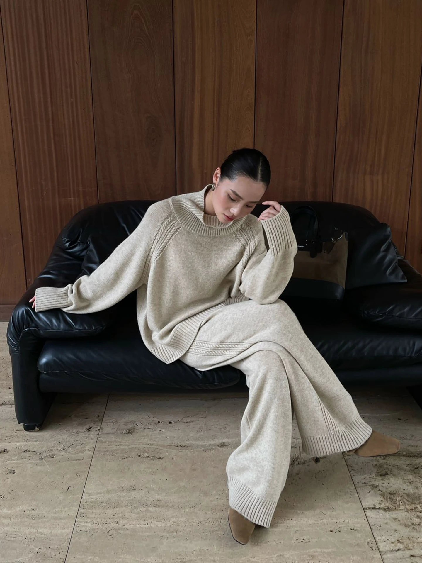 

Модный шерстяной свитер и широкие брюки: комплект из двух предметов, теплый, для ношения как под одеждой, так и как верхняя одежда, повседневный, для работы, осенне-зимний ансамбль