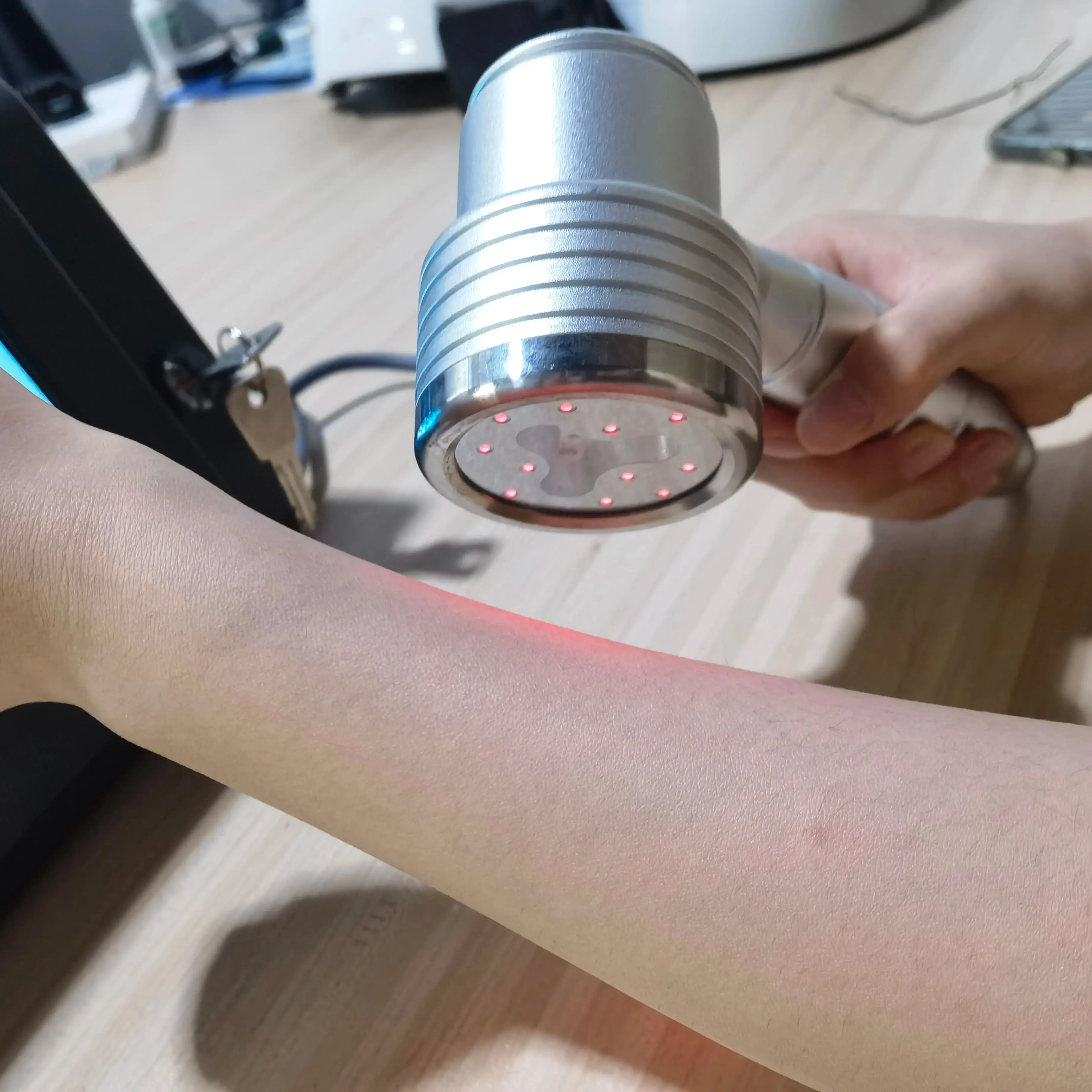 

Multifunctional Cold Laser Device 650nm Red Light for Skin Repair & 808nm Infrared for Deep Tissue Pain Relief, Ideal for Home U