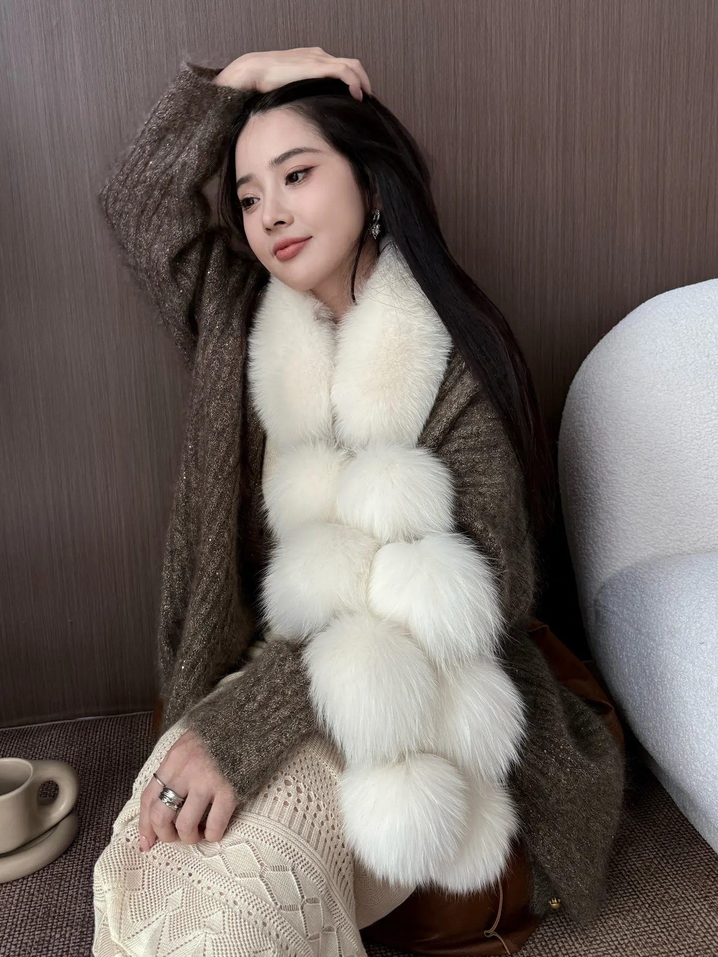 

2026 New Autumn Winter Women Natural Fox Fur Scarf Long Fox Fur with Balls Fashion Luxury Neckerchief Scarves