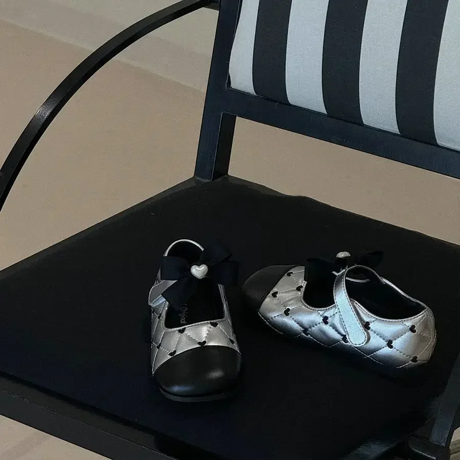 Girls Flat Shoes with Sweet Bows 2025 New Kids Princess Shoes Round Toes Non-slip Children Leather Shoes Love Heart Ins Trendy