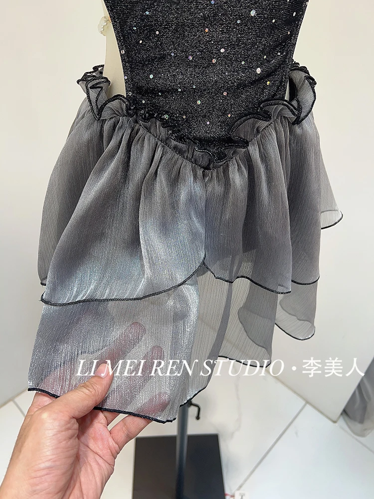 ملابس سباحة متكاملة جديدة متألقة ومثيرة وياقة واحدة مكشكشة باللون الأسود والفضي اللامع #4