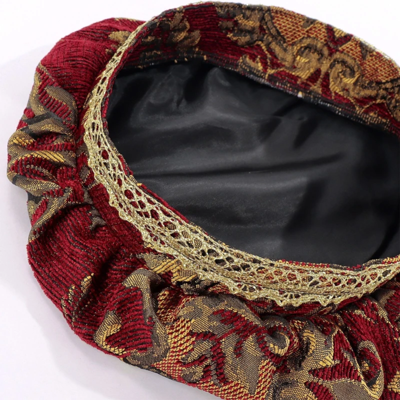 2026 Rode hoogwaardige middeleeuwse multi-gerande gevederde hoed, pannenkoek-top cap, zwarte jacquard hof platte hoed cosplay kostuum hoofddeksels