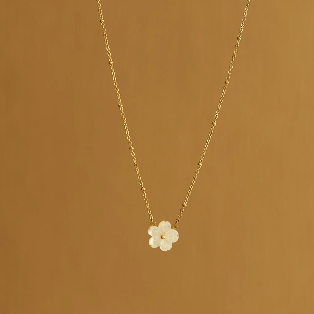 Beautiful Gentle Peach Blossom Pendant Cherry Flower Exquisite Carving Necklace Natural White Shellfish 18K Gold Color Chain