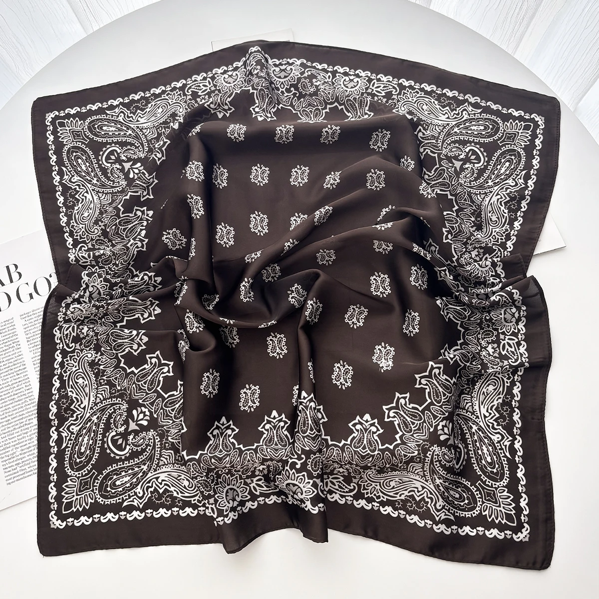 Retro Paisley-Schal, Damen-Satin-Schal, Haar- und Handtuchschal, Damen-Kopftuch, kleiner Halstuch-Schal, Hijab, Damen-Schals. – Detail 10