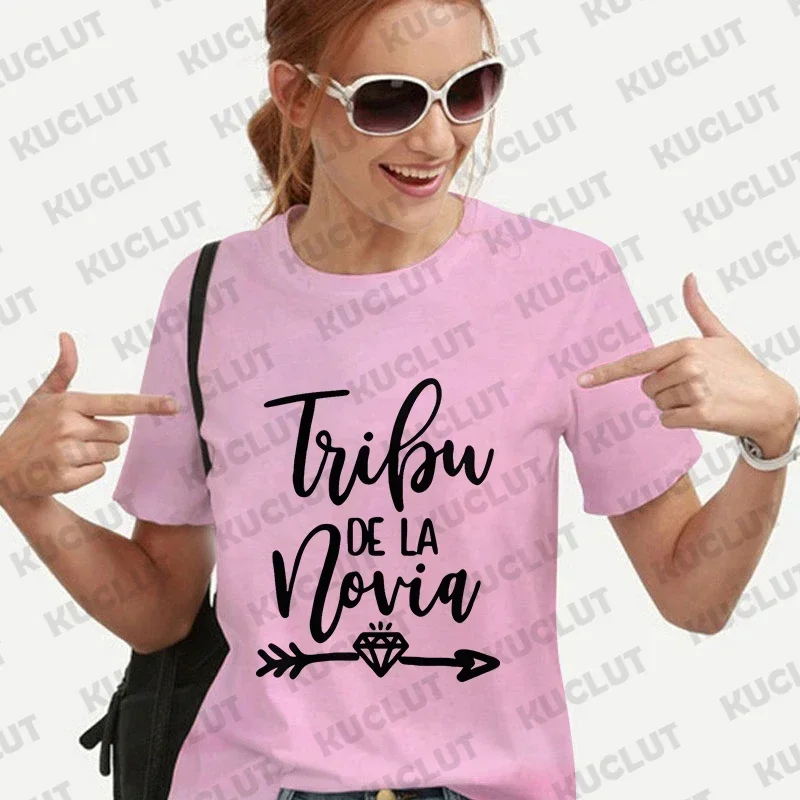 تيشيرت قبيلة العروس لفريق إسبانية للنساء ، حفلة العازبة ، تيشيرتات وداع واحد ، قميص وصيفة الشرف ، دش الزفاف ، قمم الزفاف Y2K