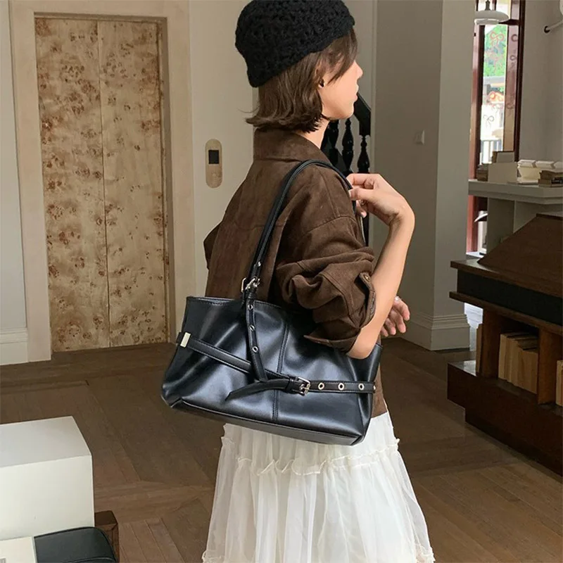 

Women's large capacity retro motorcycle design underarm bag fashionable multifunctional commuter PU leather handheld bag 2025 ne