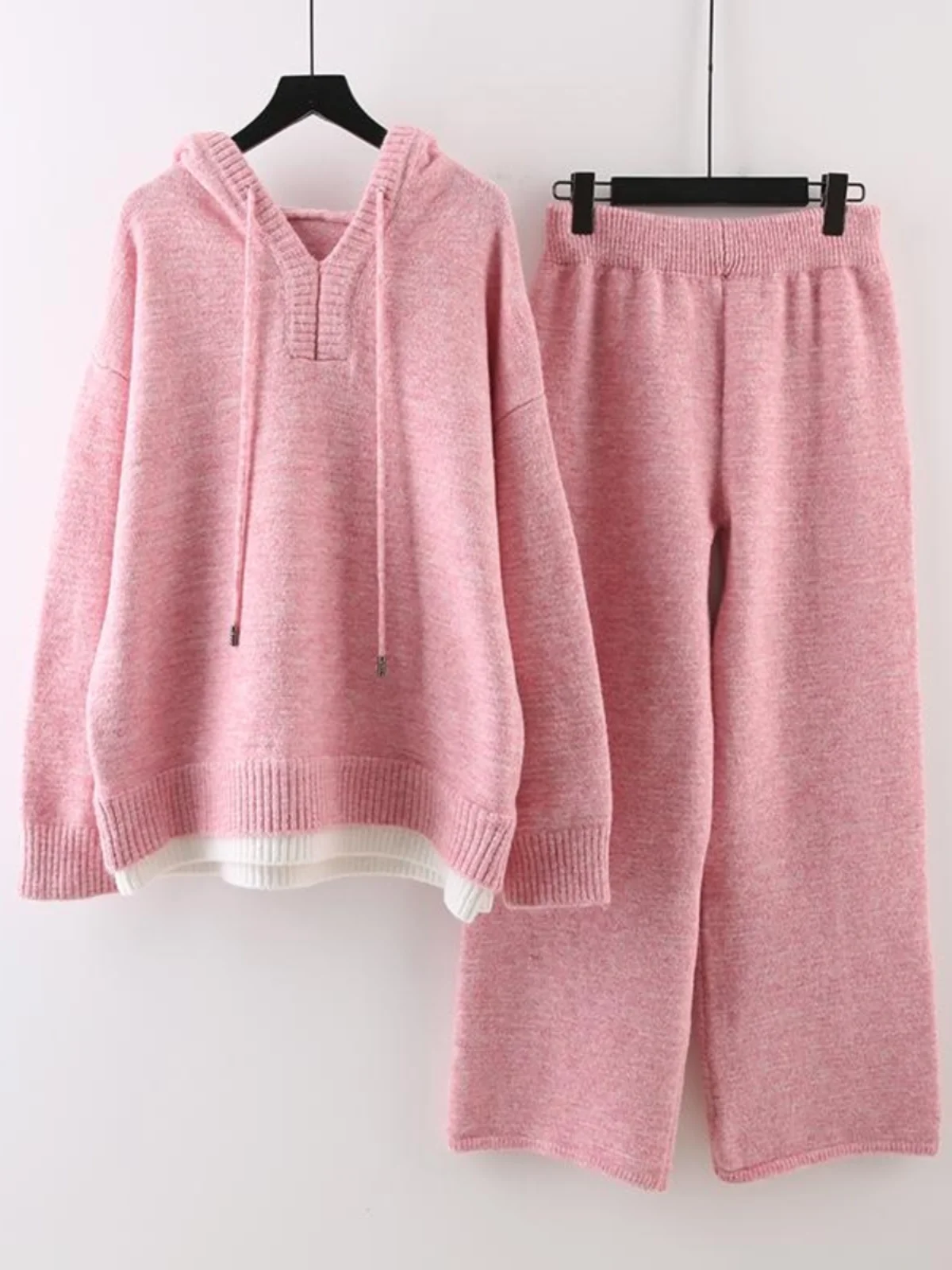 

Комплект из двух предметов: вязаный свитер с капюшоном Laid-ba и свободные брюки с широкими штанинами. Модный женский костюм для осени и зимы.