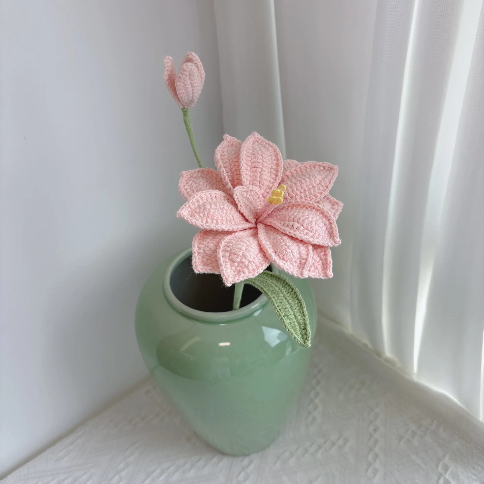 Gehäkelter Amaryllis-Blumenstrauß, Gestrickte Künstliche Garnblume, Gehäkelter Zweig, Heim-, Hochzeits- und Tischdekoration, Geschenk – Detail 3
