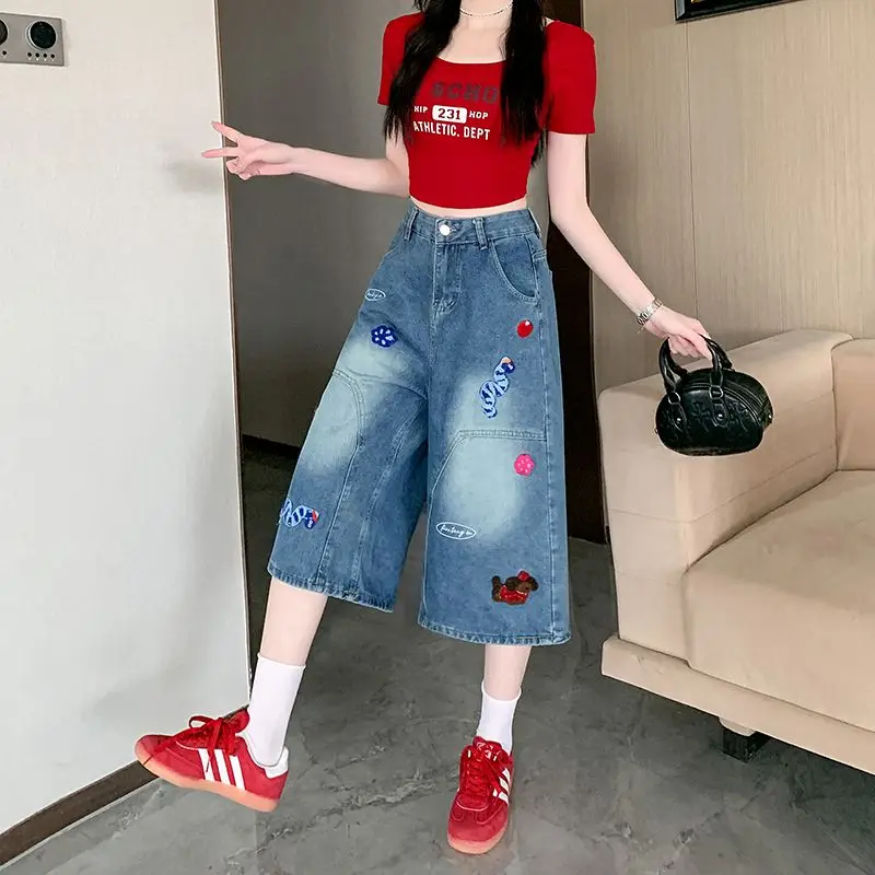 Damskie niebieskie patchworkowe haftowane vintage sprane jeansy uliczne Y2K 2025 lato nowe codzienne szerokie nogawki modne luźne spodnie capri