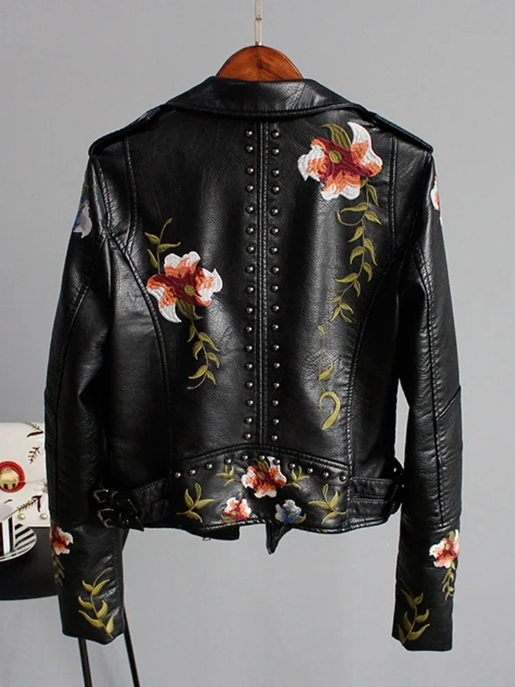 Jaqueta de couro falso para mulheres, estampa floral, bordado, falso, casaco de motocicleta, punk, zíper, rebite, preto, macio, outerwear feminino, 2023