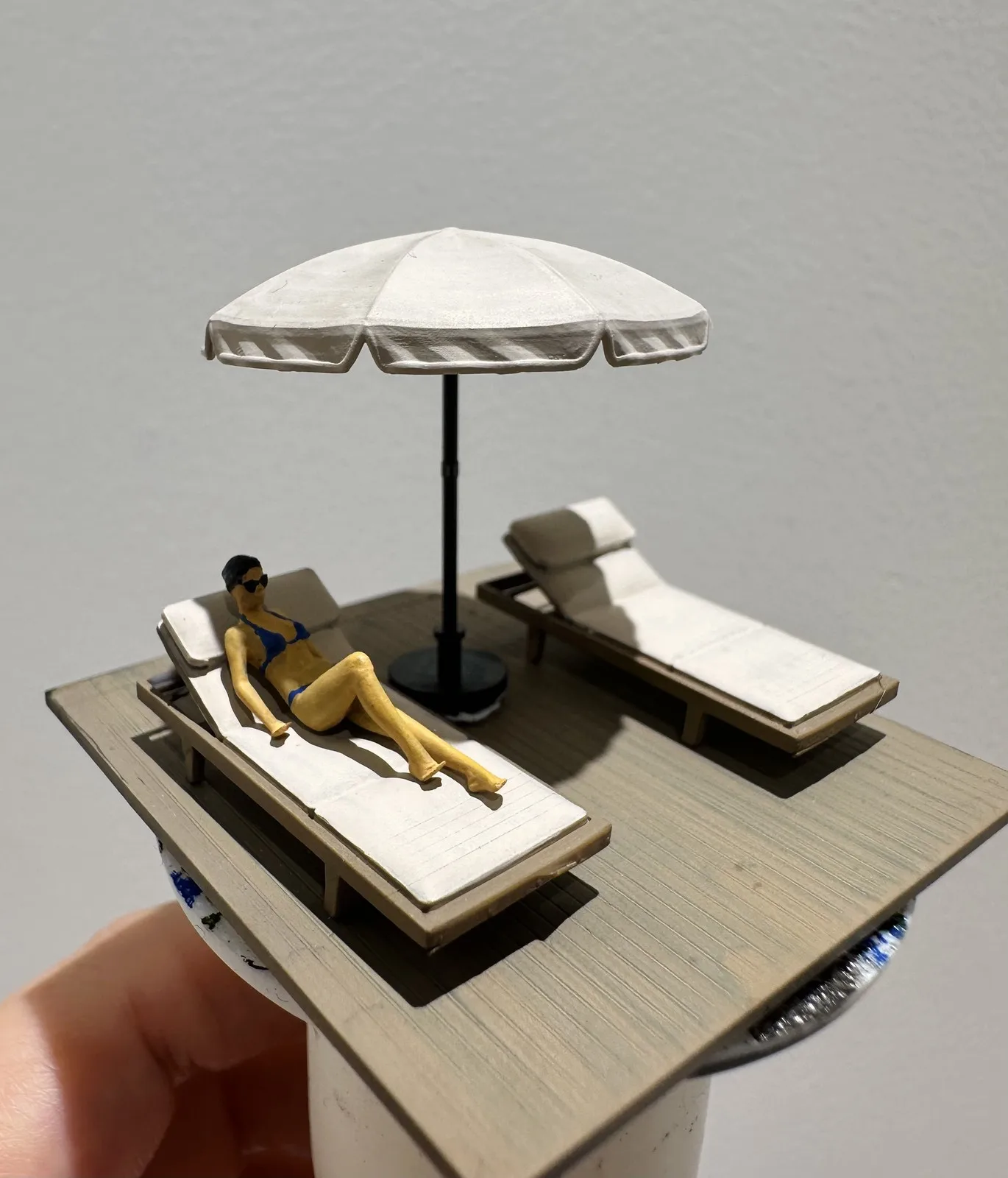 Diorama 1/64 Sun Bathing Micro Scene Model Sand Table Scene Outdoor Ornament Garage Car Repair Tool Model Workshop Accessories