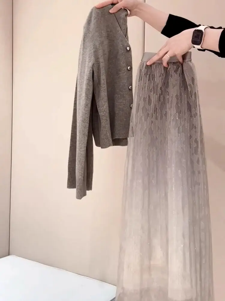 

Элегантный вязаный комплект из свитера и юбки для женщин: красивый весенний наряд с длинной юбкой на высокой талии