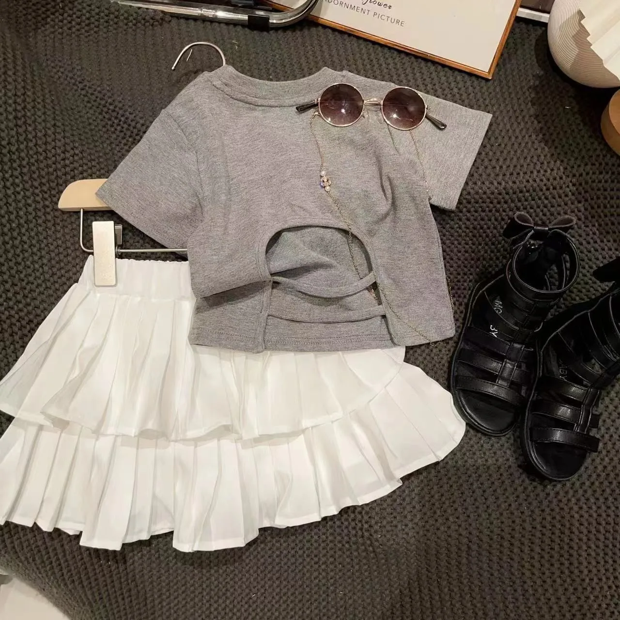 

Summer Child Clothes Sets Short Sleeve Backless T-shirt White Pleated Skirts 2 Piece Sets Designer Girls Clothes Set 18M-7T