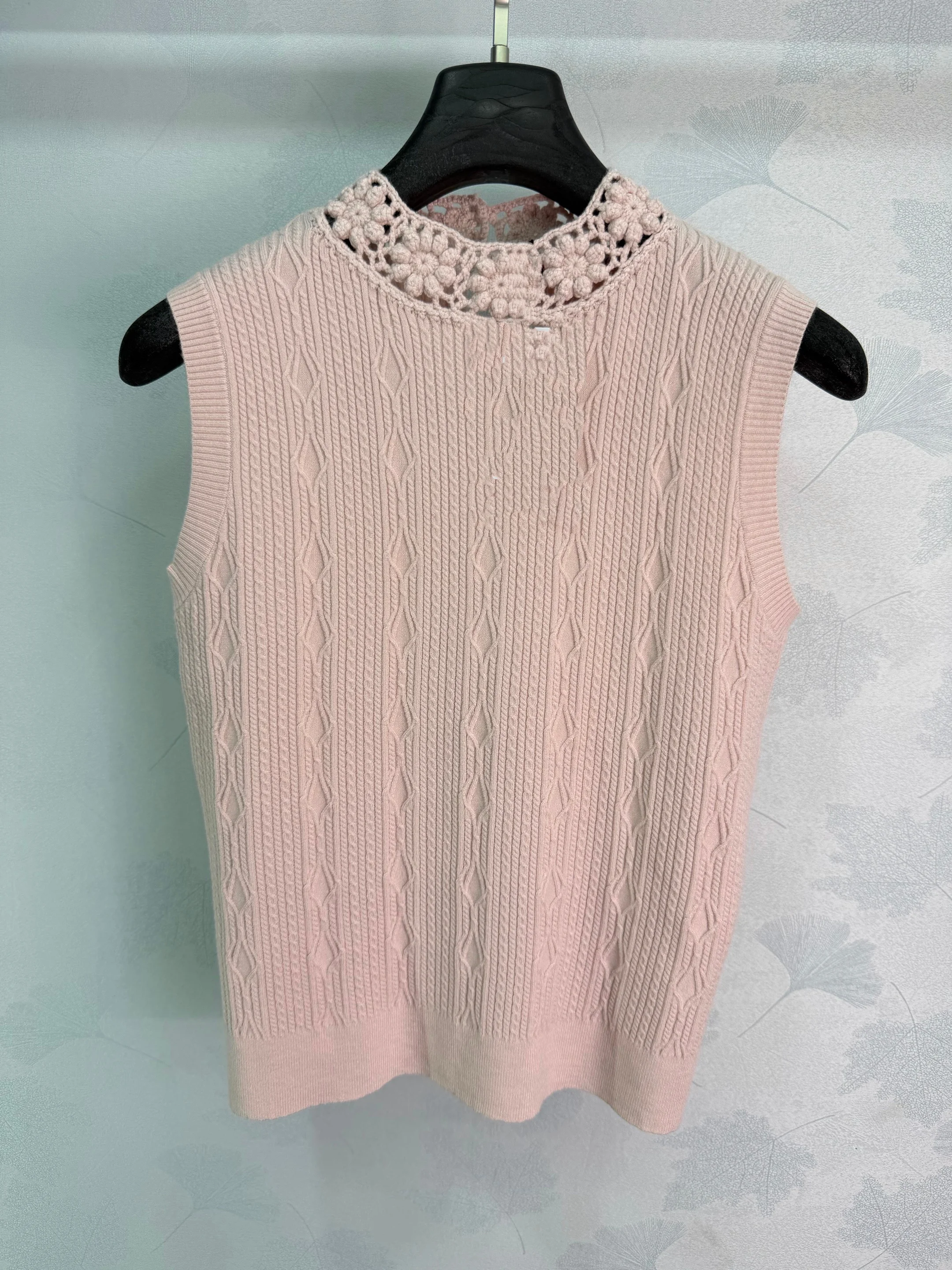 Summer New Women's Slim Fit Short Knitted Vest Sleeveless Needlework Texture Fashionable Casual Wear 2026 Seasonal Style