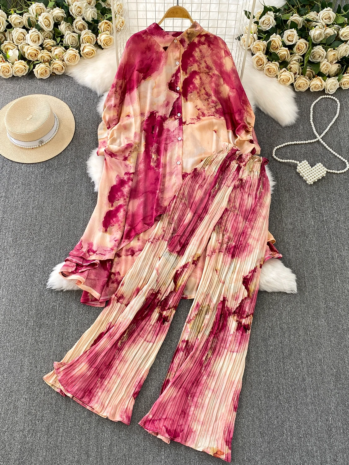 

Шикарный женский комплект с принтом тай-дай и волнистыми рукавами, топ средней длины и юбка с плиссированными расклешенными брюками