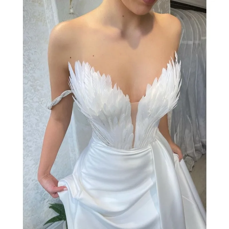 

Новое вечернее платье весны/лета в Европе и Америке 2025 года, платье без бретелек со шлейфом и перьями, сексуальное вечернее платье с разрезом для женщин
