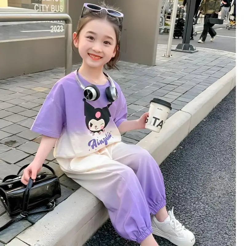 

Новый стильный летний костюм для девочек, одежда Kuromi, детская летняя милая одежда с короткими рукавами, модная детская дышащая одежда из двух предметов в спортивном стиле