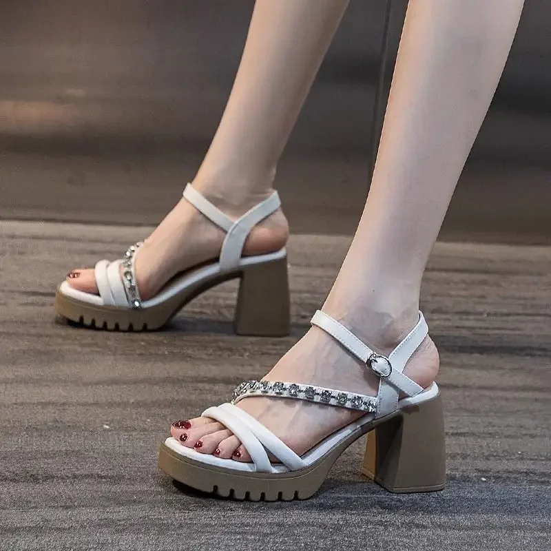 Zapatos de mujer a la moda con diamantes de imitación, sandalias coreanas con diamantes para mujer, ofertas o liquidación barata, tendencia informal de lujo, verano 2024