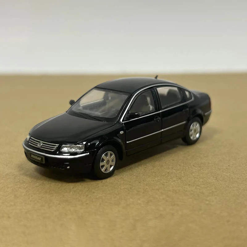 다이캐스트 1:64 스케일 파사트 B5 합금 자동차 모형 정적 수집품 장식용 휴일 선물 장난감