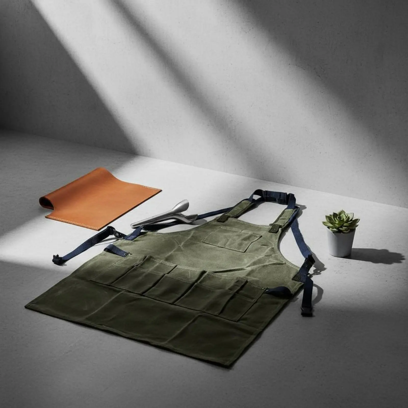 

Waxed Canvas Work Apron Stain-Resistant Sturdy Duty Waxed Canvas Apron Adjustable Fit for Artists, Camping, Garage