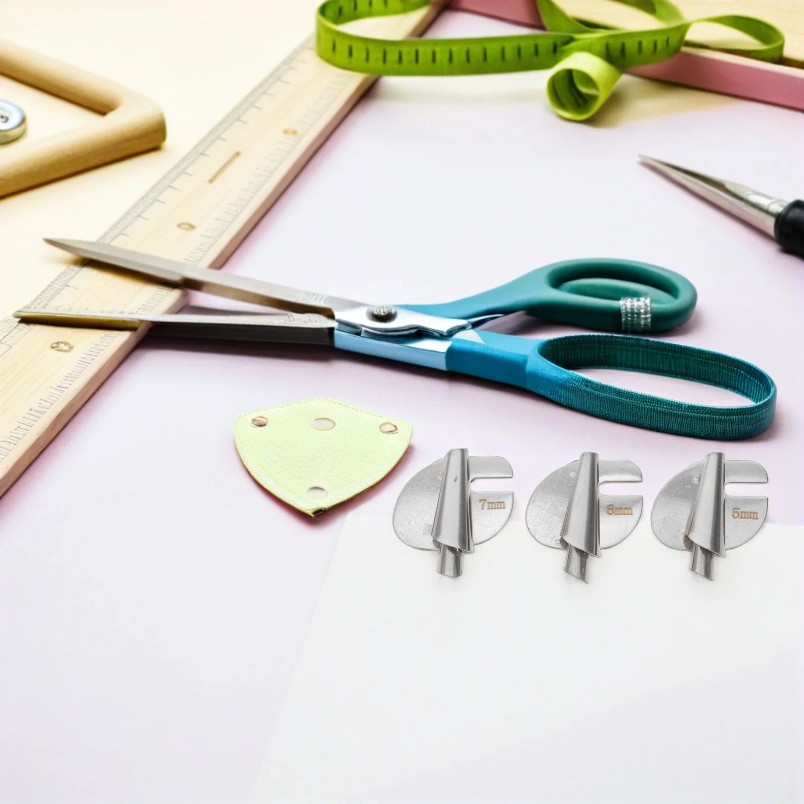 

6Pcs Adjustable Rolled Hem Presser Foot Universal Sewing Machine Hemmer Foot Set for Fabric Edging Quilting Sewing Projects