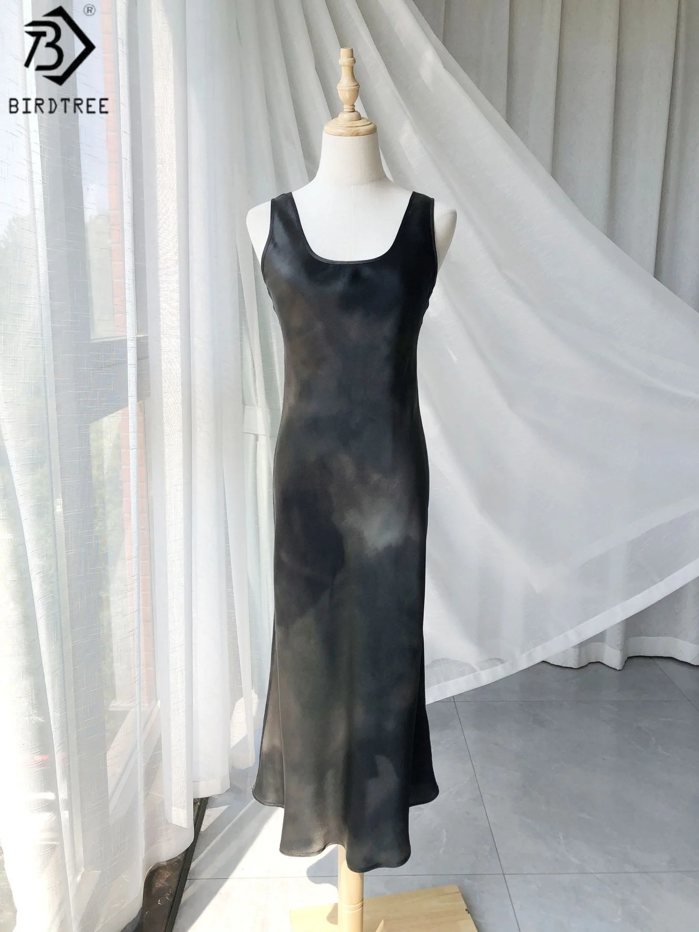 

BirdTree 19MM 100% Mulberry Silk Bias-cut Dress,Woman Sand Wash Double Crepe U-neck Sleeveless Smoky Ink Dress,2025 New D56007JF