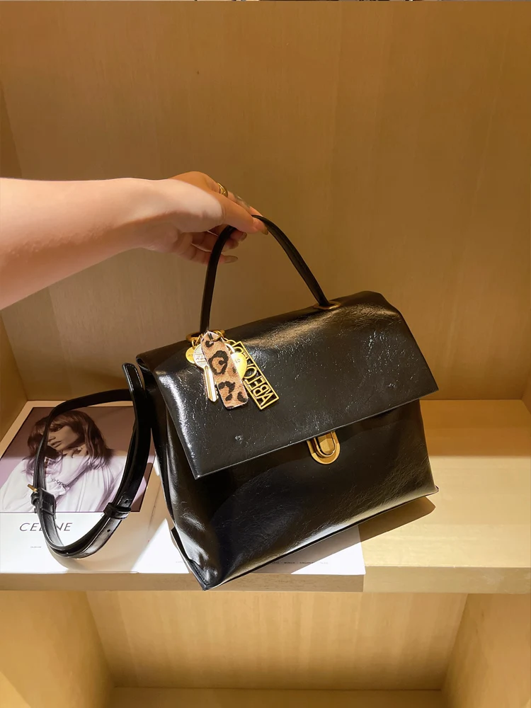 

Элегантная женская сумка 2026: Новая ретро-модель весна-лето, универсальная сумка-мессенджер, вместительная сумка через плечо/кроссбоди