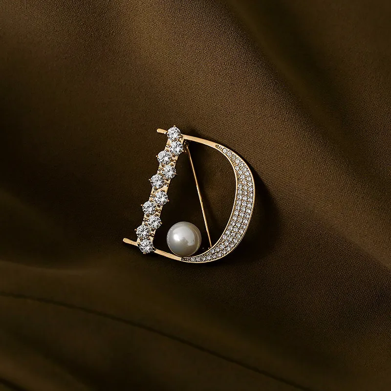 Luxury Brooch For Coat Suit Bling Crystal Pearl D Type Letter Buckles Brooches Pins Decoration Korean Fashion Jewelry