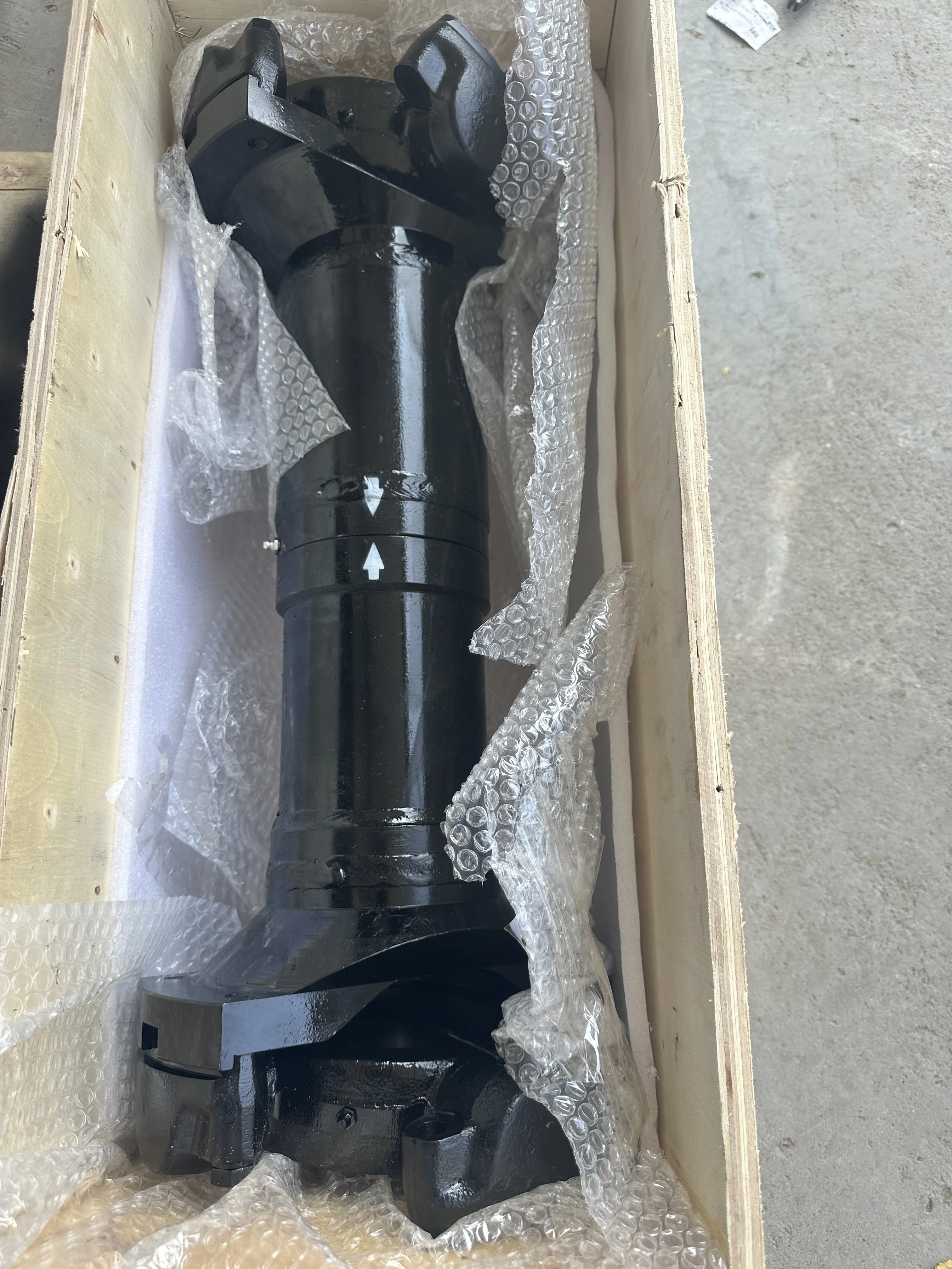 The Komatsu drive shaft 569-20-79200 is suitable for the Komatsu HD465-7 dump truck