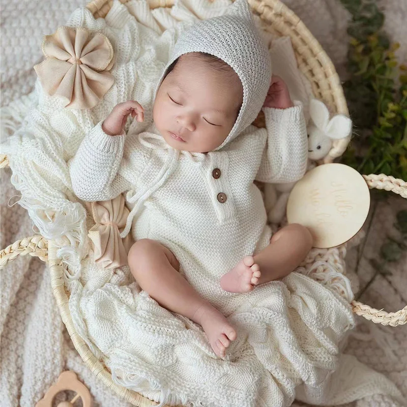 Puntelli per fotografia neonato tutine lavorate a maglia Outfit Hat Handmade Rabbit Doll coperta con nappe sonaglio Studio Photo Shoot accessori