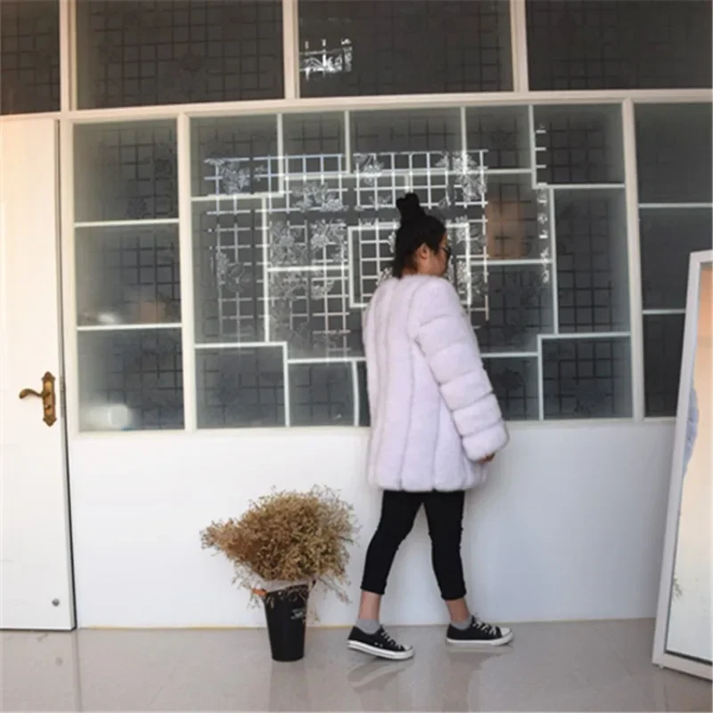 เสื้อโค้ทขนเฟอร์เทียมแฟชั่น คอลเลคชั่นฤดูหนาว 2025 ทรงคอกลม ความยาวปานกลาง ผลิตจากวัสดุที่เป็นมิตรต่อสิ่งแวดล้อม สำหรับผู้หญิง ขนฟ็อกซ์เทียมเนื้อนุ่ม