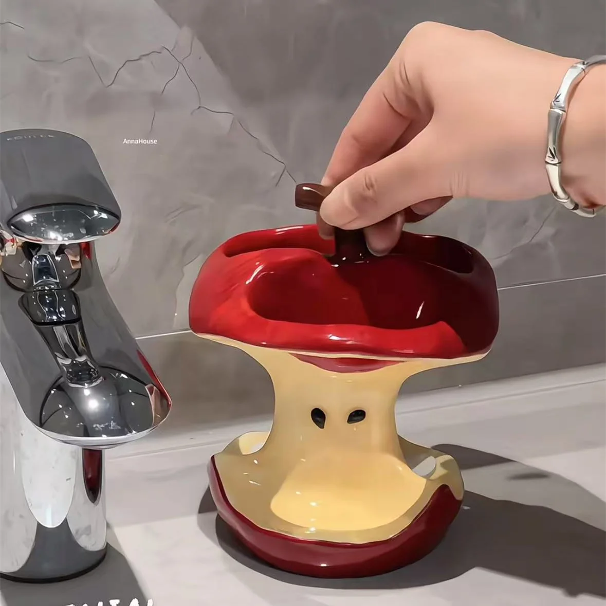 

Держатель зубной щетки Apple Core, керамическая дренажная зубная щетка для пары, стойка для хранения кистей для макияжа, подставка для полоскания, высококачественное маленькое украшение.