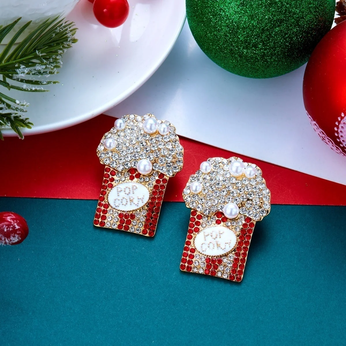 Weihnachtliche rote Strass-Ohrringe mit simulierten Perlen in Popcorn-Form für Damen, kreative Weihnachts-Popcorn-Ohrringe, Neujahrsparty-Schmuck. – Detail 25
