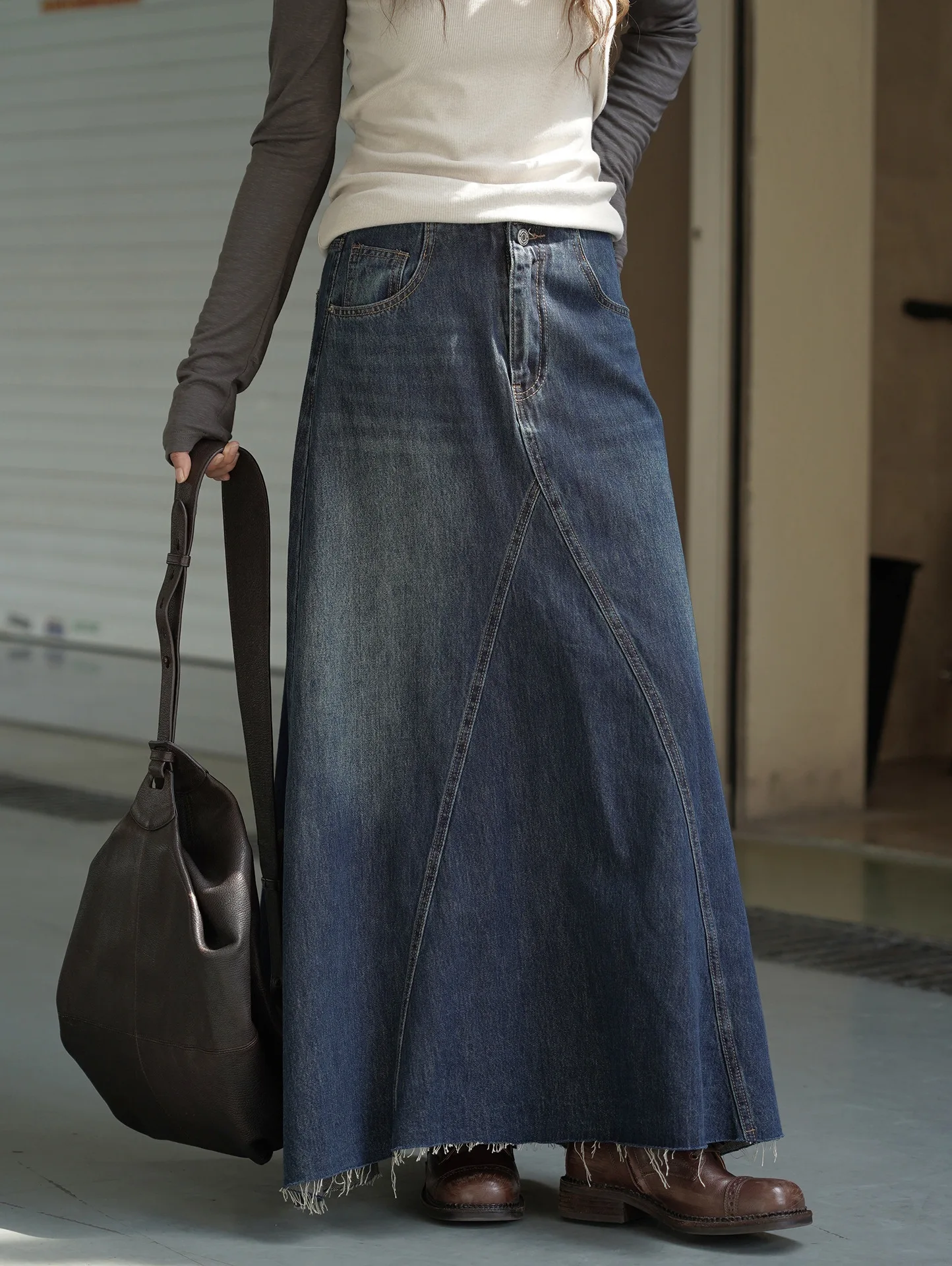 تنورة من قماش الدنيم ذات خصر عالٍ ومخيط ومهدب قليلاً، تنورة طويلة كاجوال للنساء