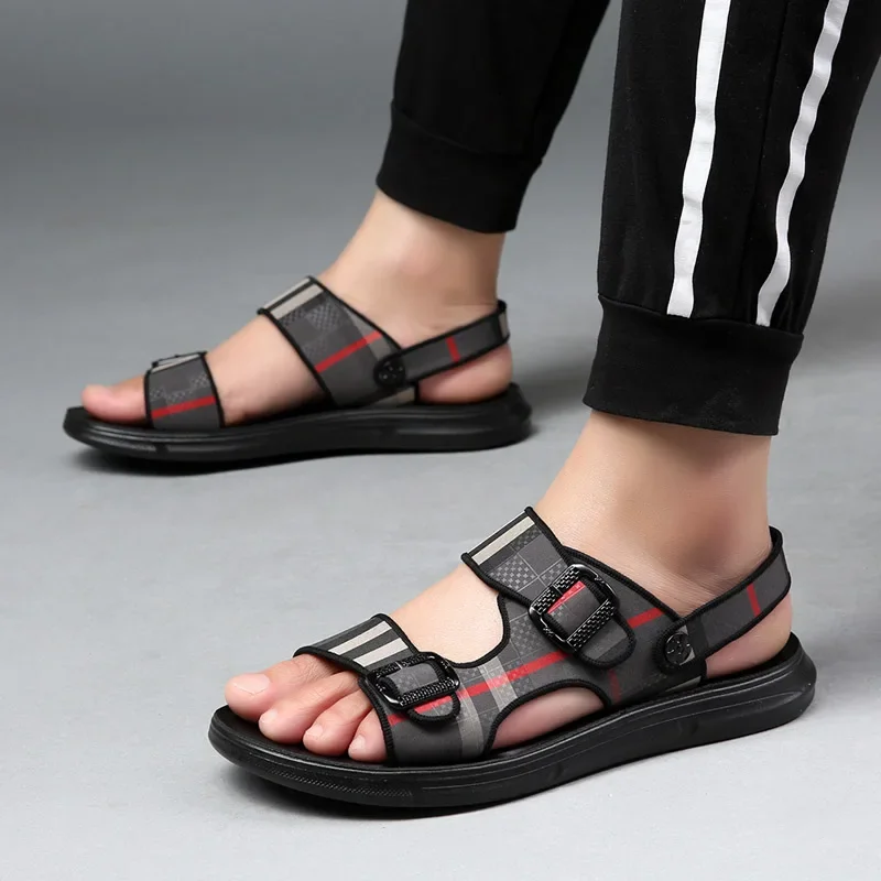 Men\'s trendy sandals for the summer of 2024, suitable for seaside vacation and leisure on the beach. Anti-slip shoes for boys