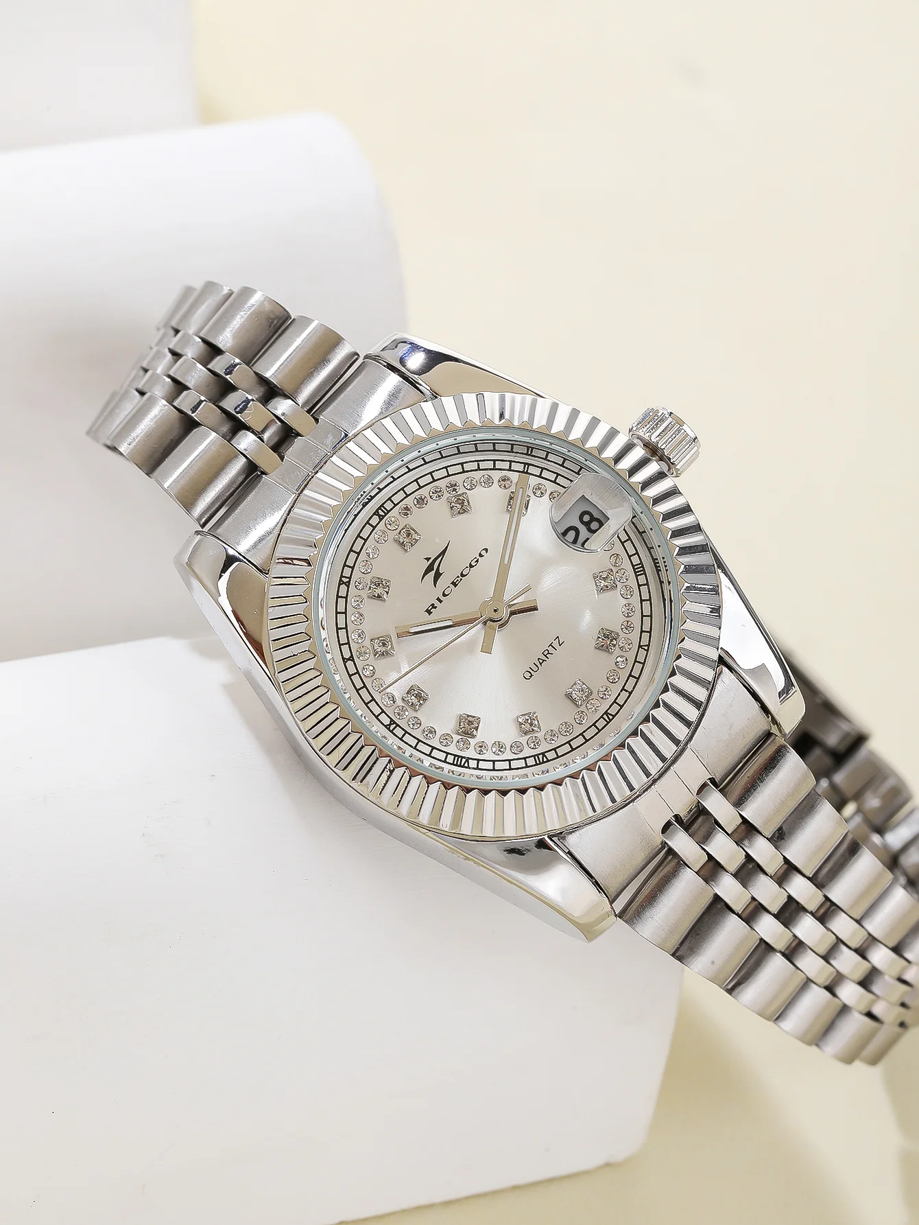 relogio-de-pulso-feminino-de-quartzo-com-design-de-moldura-texturizada-e-mostrador-decorado-com-diamantes-equipado-com-funcao-de-exibicao-de-data