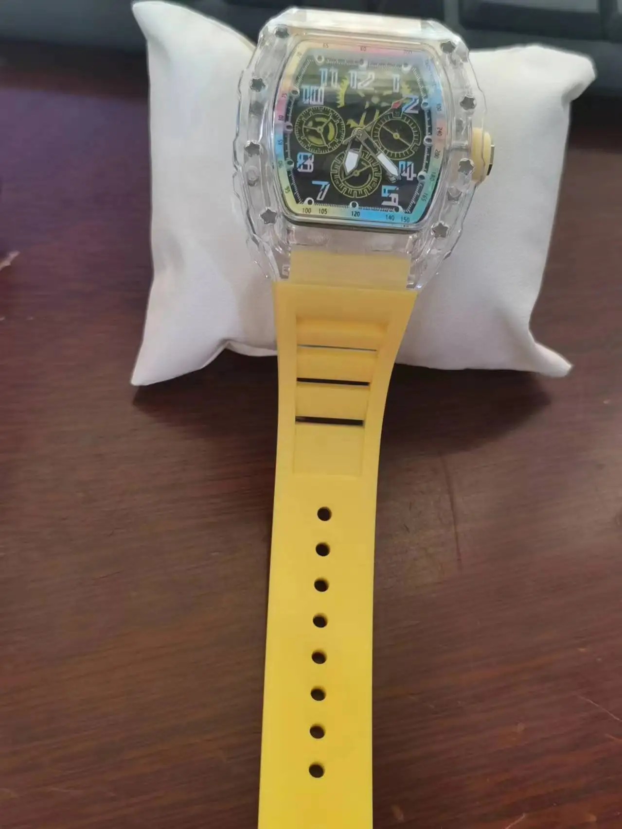 ساعة كوارتز مقاومة للماء للرجال من UTHAI ، جمال عالي ، اتجاه رياضي ، إضاءة ليلية ملونة ، ساعة عصرية للرجال ، عالية