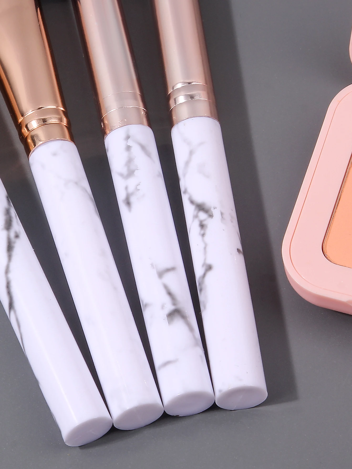 4 pièces de pinceau ample à poils souples bicolores et pinceau à blush, un outil de beauté faciale multifonctionnel et un pinceau de maquillage