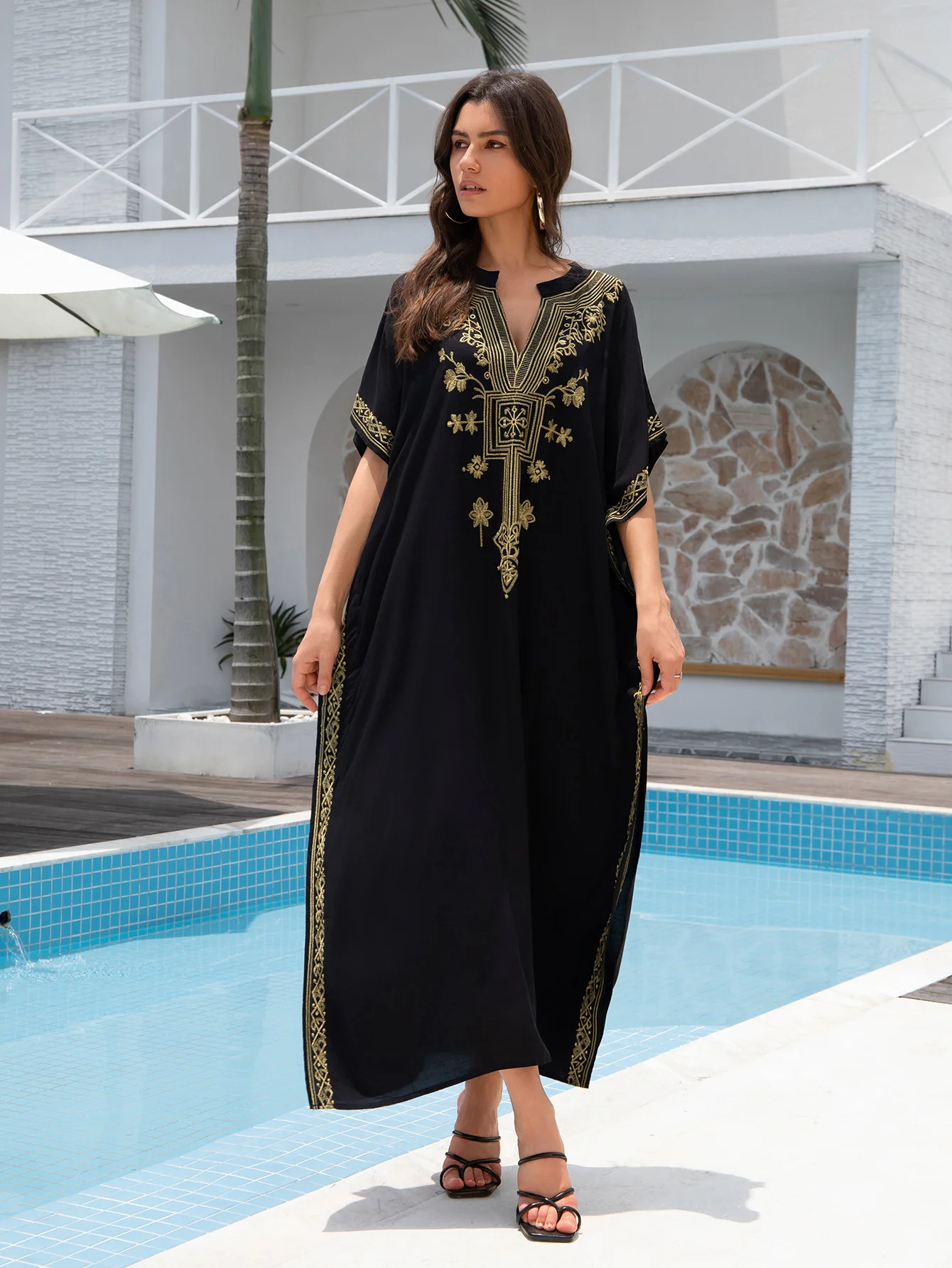 فساتين قفطان طويلة مطرزة باللون الذهبي ورقبة على شكل حرف V فستان قفطان لتغطية الشاطئ للنساء مطرز