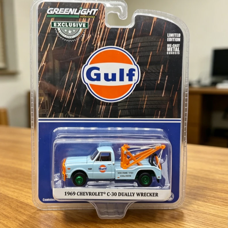 GreenLight 1:64 1969 Chevrolet C-30 Twin Rear Wheel Wrecker Gulf Welding Tire Collision Rescue Diecast Car Model Collectible