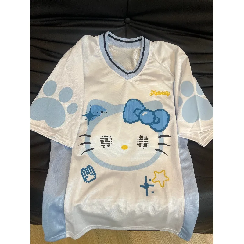تي شيرت نسائي حلو ولطيف مطبوع عليه Hello Kitty برقبة على شكل حرف V وأكمام قصيرة، نمط كاجوال عصري سريع الجفاف في الشارع