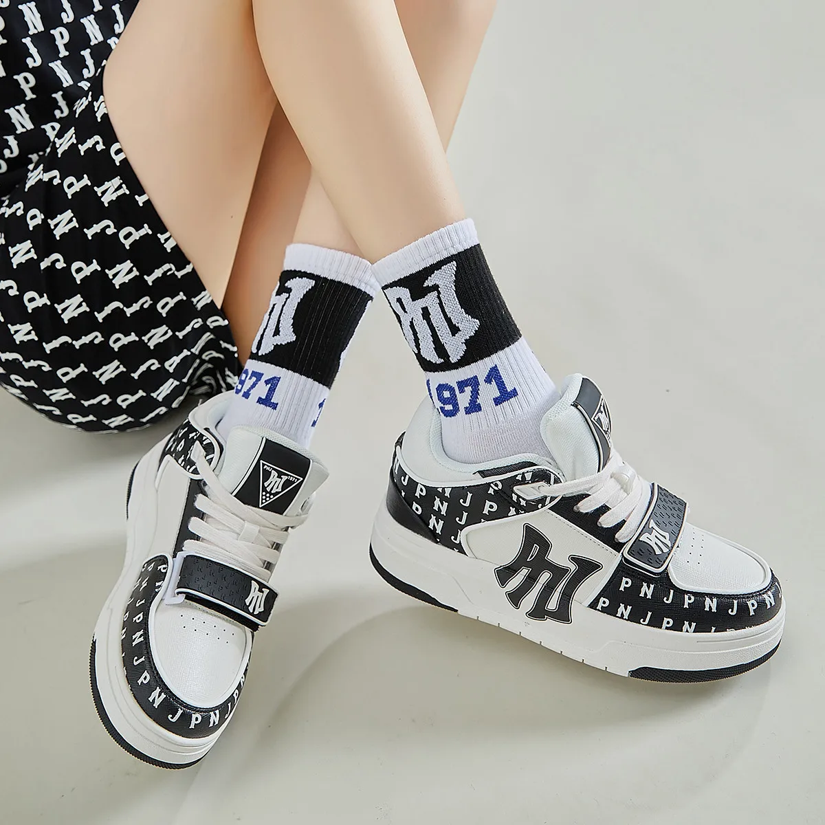 PNJ Little white shoes women 2024 Zhongbang thick soled sports shoes retro casual women's board shoes running shoes women