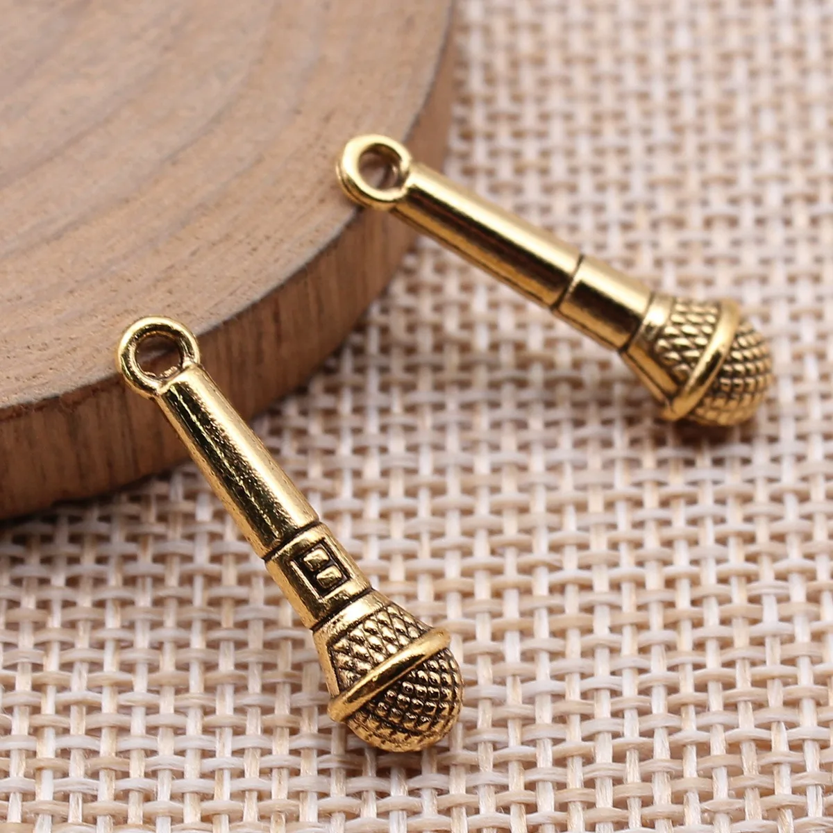 Sports music small-sized speaker, saxophone, microphone decoration pendant