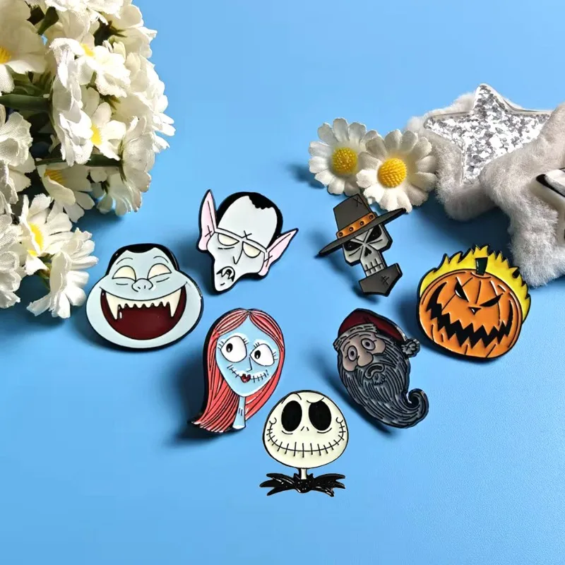 Lot de 7 badges métalliques d'Halloween, épingles mignonnes, accessoires amusants de dessins animés, broches d'horreur classiques de films d'animation pour la veille de Noël, cadeau pour un ami