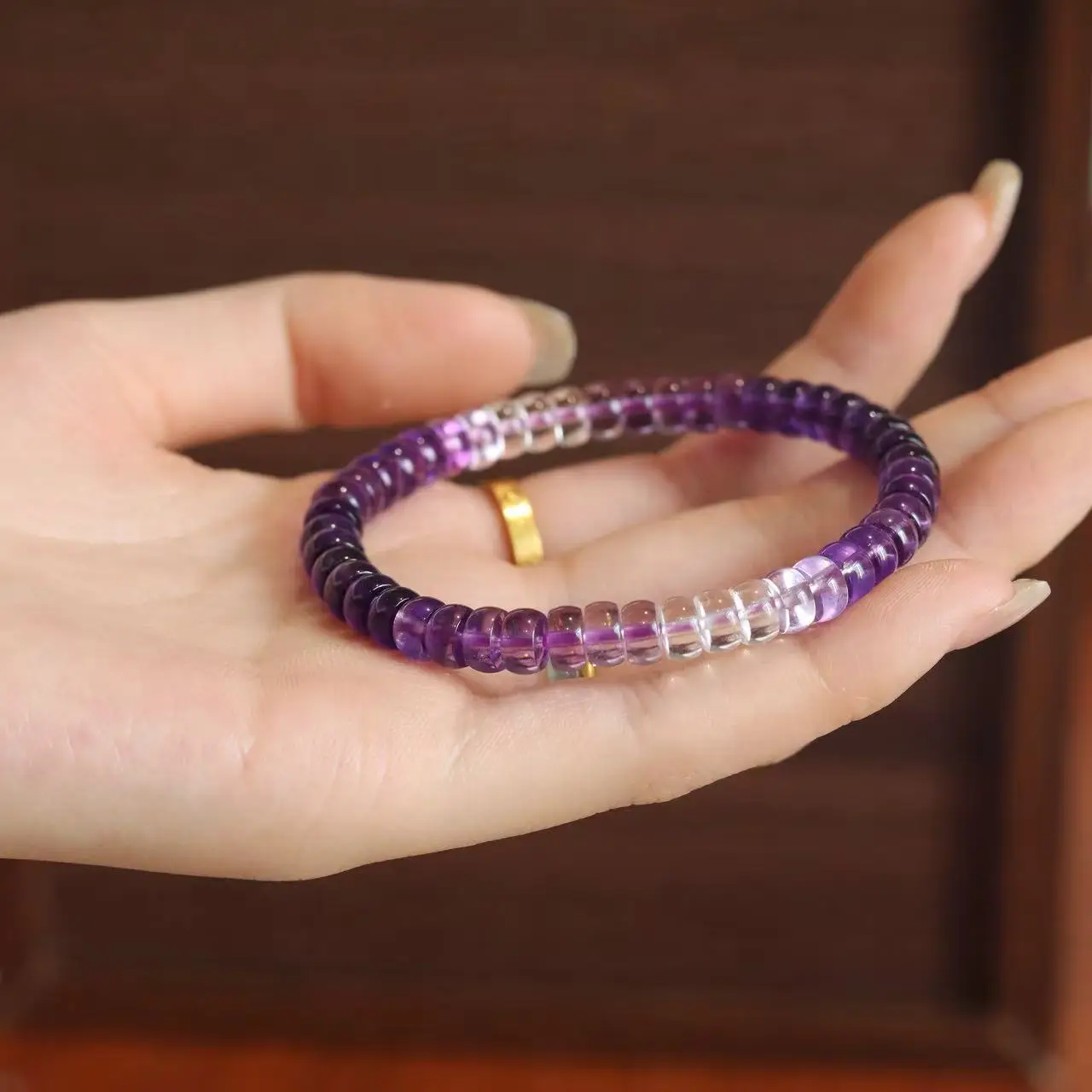 

Браслет из натурального аметиста с градиентным переходом цвета | Ювелирные украшения из целебных кристаллов для женщин | Богемский подарочный браслет, который можно носить в несколько слоев