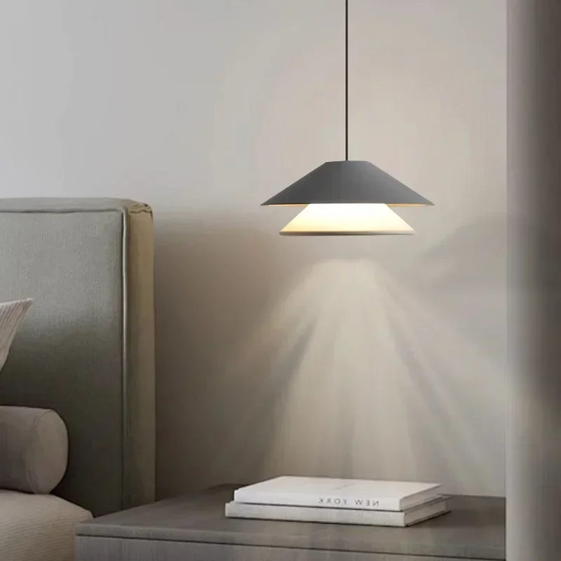 2026 الحديثة السرير قلادة ضوء كريم نمط غرفة نوم شنقا الثريا لغرفة الطعام الشمال ديكور المنزل رفع LED مصباح